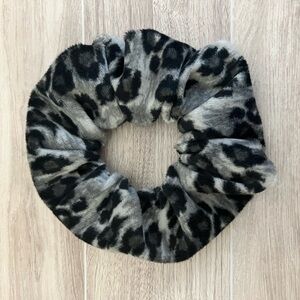 Big scrunchie black and gray color.
